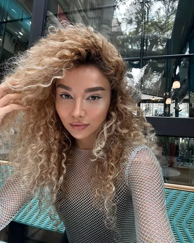 Üzel Kərimovaya bu məşhurun adı qoyulubmuş