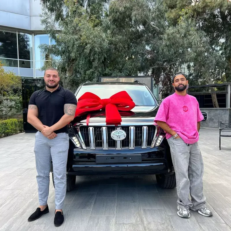 Hüseyndən dostuna bahalı avtomobil