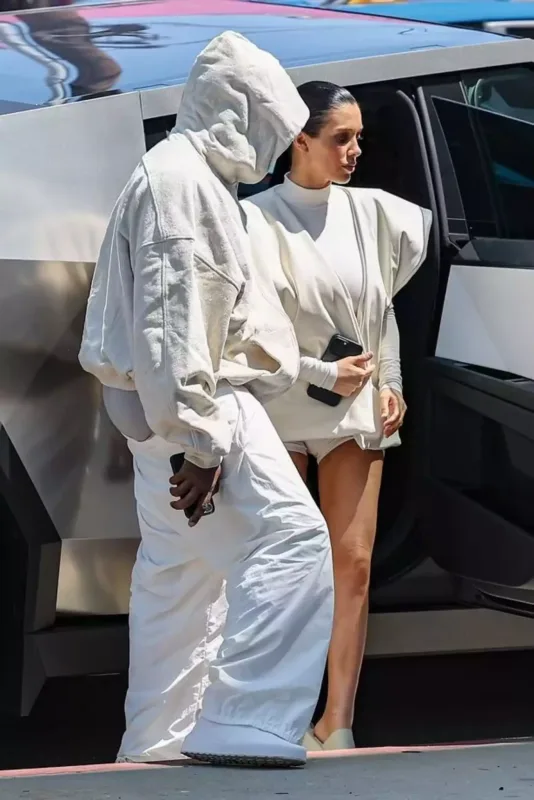 Kanye bu dəfə qara geyinmədi