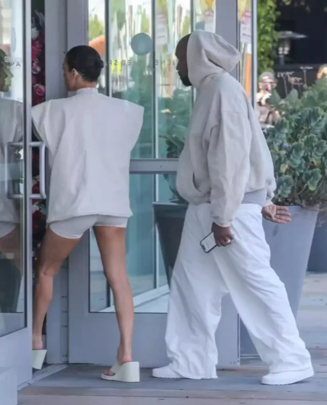 Kanye bu dəfə qara geyinmədi