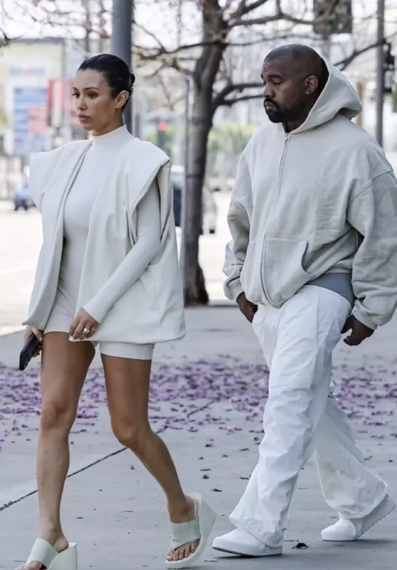 Kanye bu dəfə qara geyinmədi