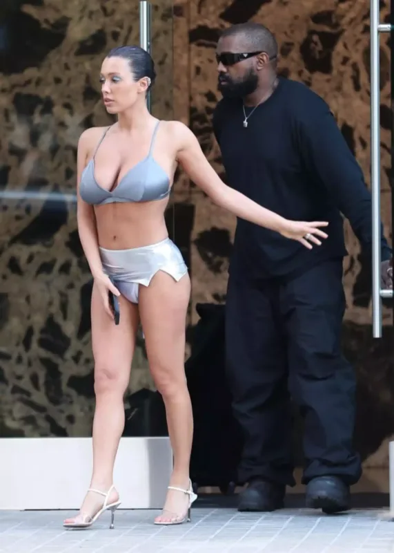 Kanye bu dəfə qara geyinmədi