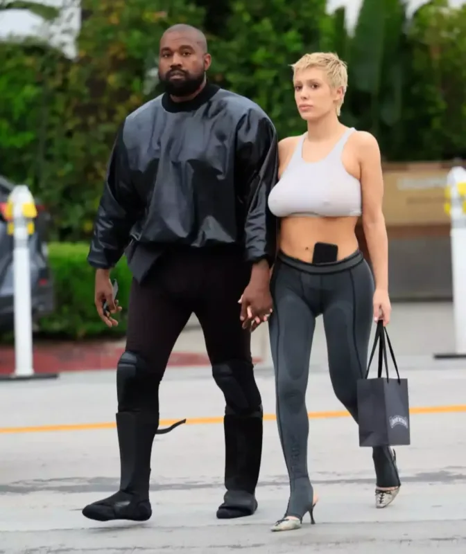 Kanye bu dəfə qara geyinmədi