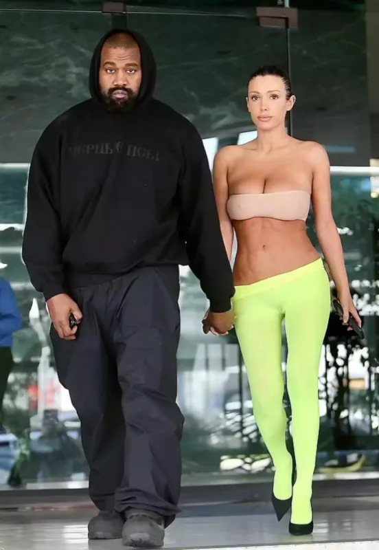 Kanye bu dəfə qara geyinmədi