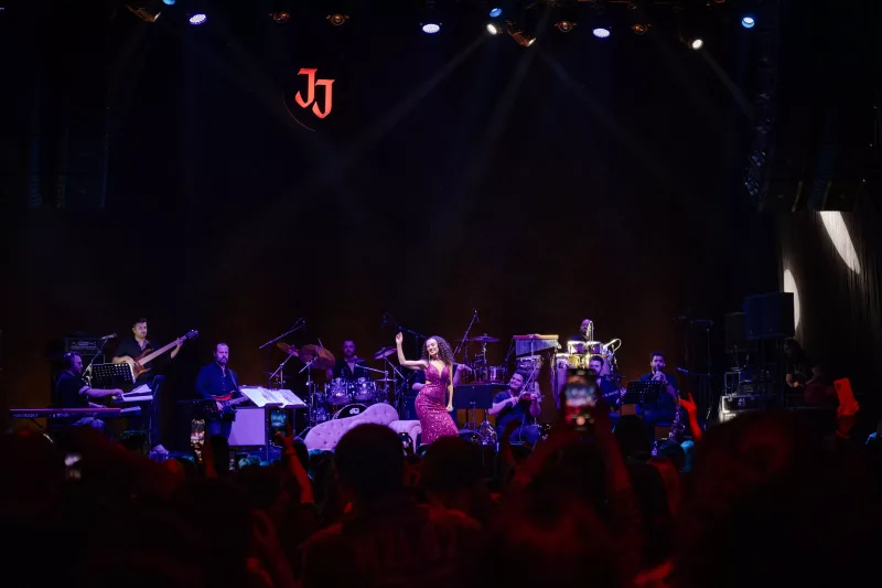 “Jolly Joker”in ilk qlobal məkanı “Jolly Joker Bakı”da Yıldız Tilbe izdihamı