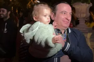 Xalq artisti konsertə ailəsi ilə gəldi