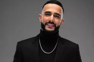 Hüseyn onu gizlincə hotelə apardı