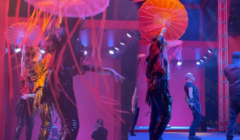 Miri Yusifin “çətirli qızlar”ı