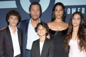 Üç övladı və xanımıyla qalada