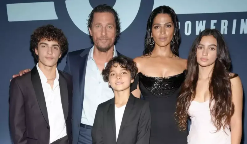 Üç övladı və xanımıyla qalada