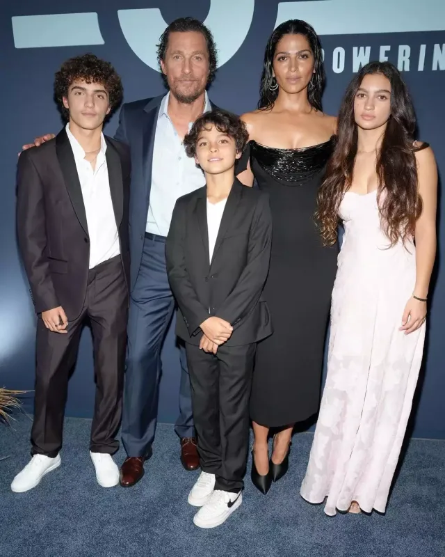 Üç övladı və xanımıyla qalada