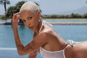 Konsertinə uşaqla gələn valideynləri təhqir etdi