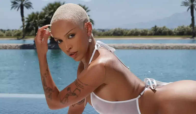 Konsertinə uşaqla gələn valideynləri təhqir etdi