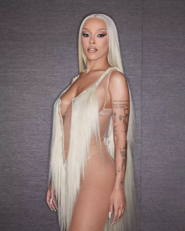 Konsertinə uşaqla gələn valideynləri təhqir etdi