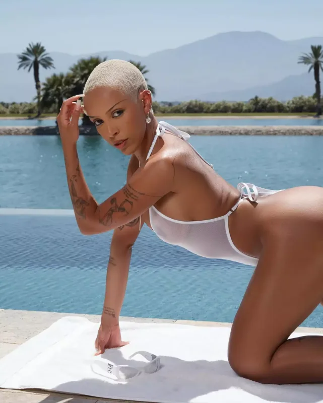 Konsertinə uşaqla gələn valideynləri təhqir etdi