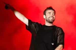 9-cu dəfə burun əməliyyatı etdirdi