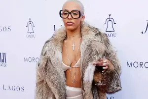 Qalaya çamadanıyla qatıldı