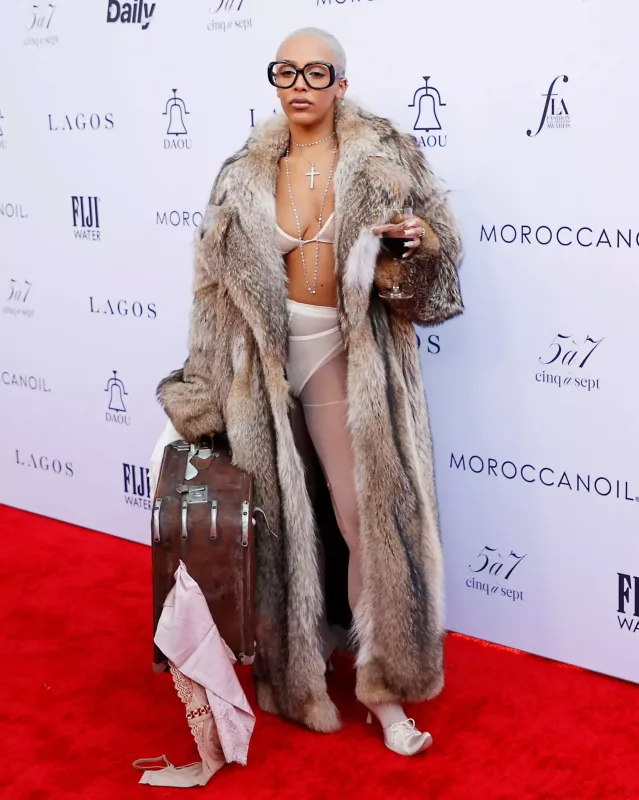 Qalaya çamadanıyla qatıldı