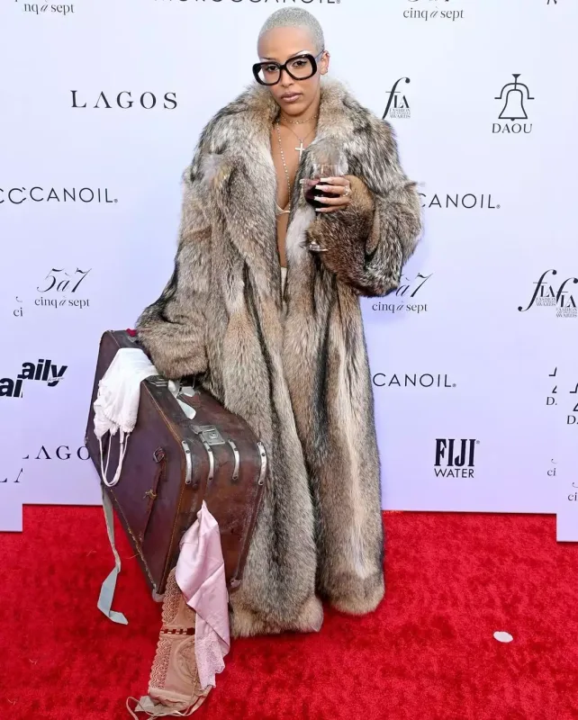 Qalaya çamadanıyla qatıldı