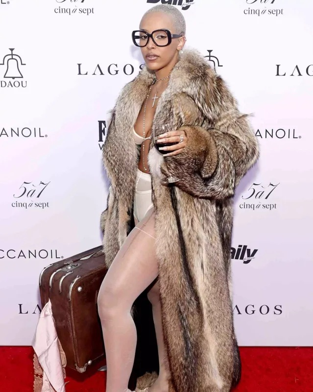 Qalaya çamadanıyla qatıldı