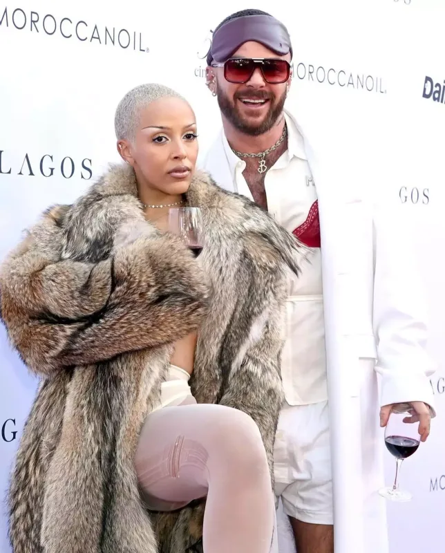 Qalaya çamadanıyla qatıldı