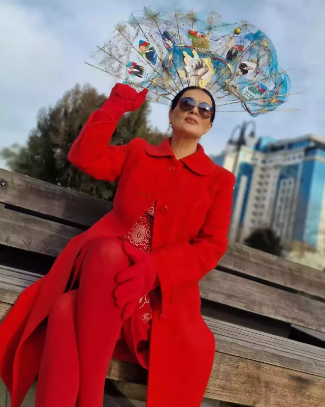 “Elza Seyidcahanam, stollara oxuyum?”