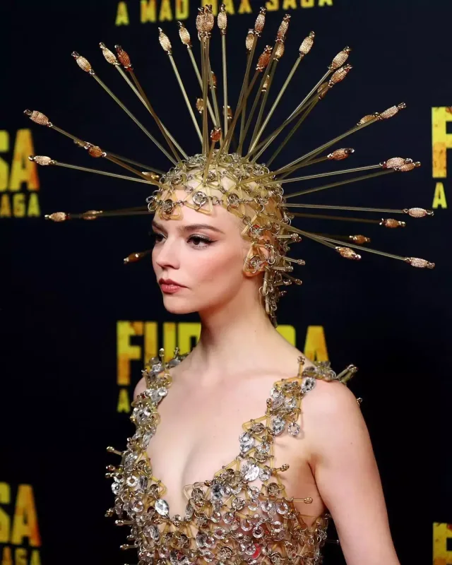 Anyanı “kirpi” edən libas!