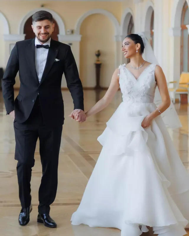 Futbolçu ilə evlənən aparıcı ana oldu