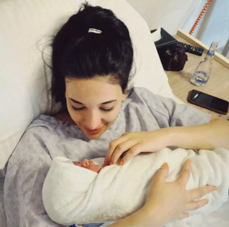 Futbolçu ilə evlənən aparıcı ana oldu