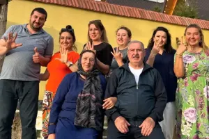 “Kiçik bacım bizə oxşamır, ondan şübhələnirik”