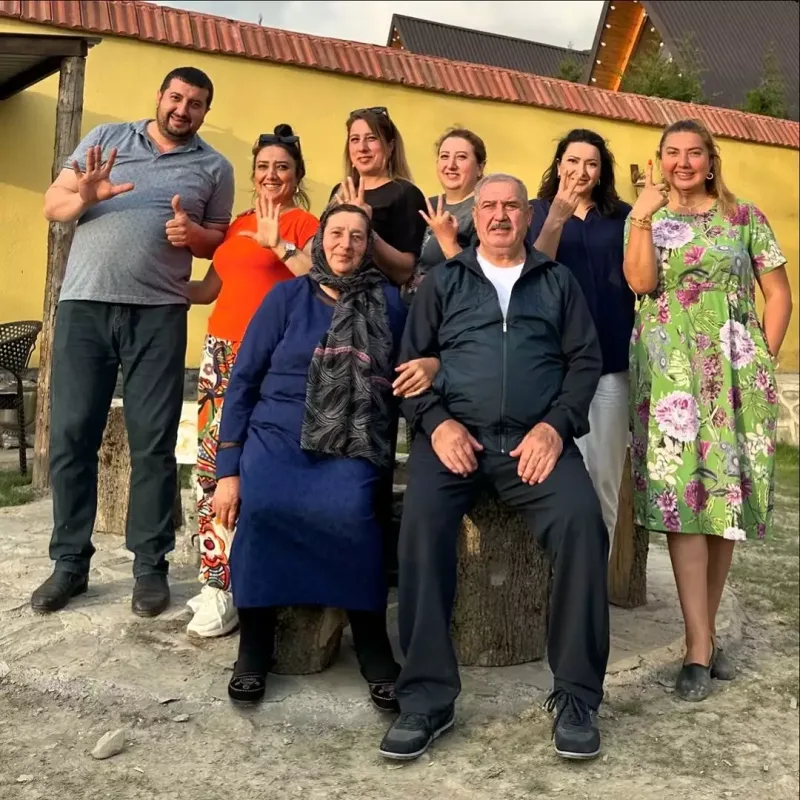 “Kiçik bacım bizə oxşamır, ondan şübhələnirik”