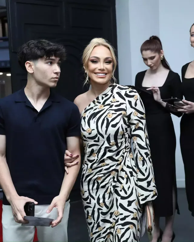 Nura oğlu Davidlə kameralar qarşısında