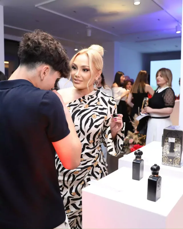 Nura oğlu Davidlə kameralar qarşısında