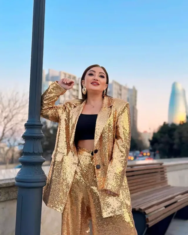 Zümrüd plastik əməliyyat etdirdi