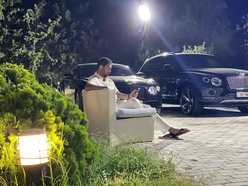 “Nə maşın sürürəm, gedib eynisini alır”