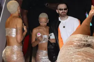 Sellofan geyimi ilə küçədə gəzdi