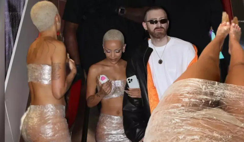 Sellofan geyimi ilə küçədə gəzdi