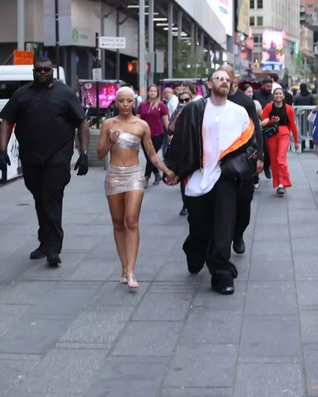 Sellofan geyimi ilə küçədə gəzdi