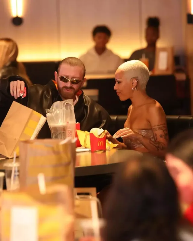 Sellofan geyimi ilə küçədə gəzdi