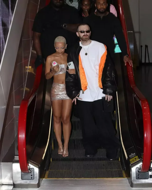 Sellofan geyimi ilə küçədə gəzdi