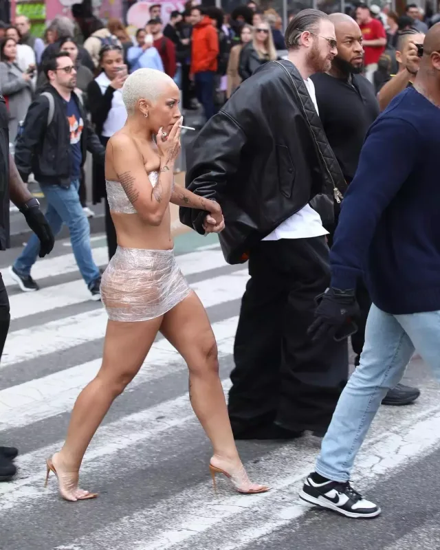 Sellofan geyimi ilə küçədə gəzdi