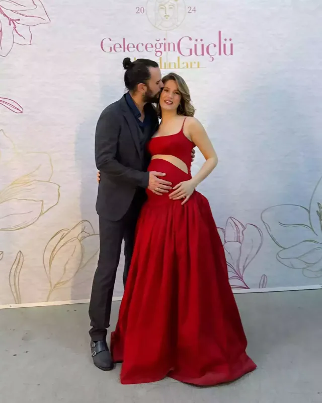 “Camdaki kız” qızının adını açıqladı