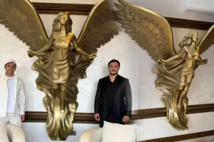 Xəyyamın evindəki dəbdəbəli heykəl diqqət çəkdi