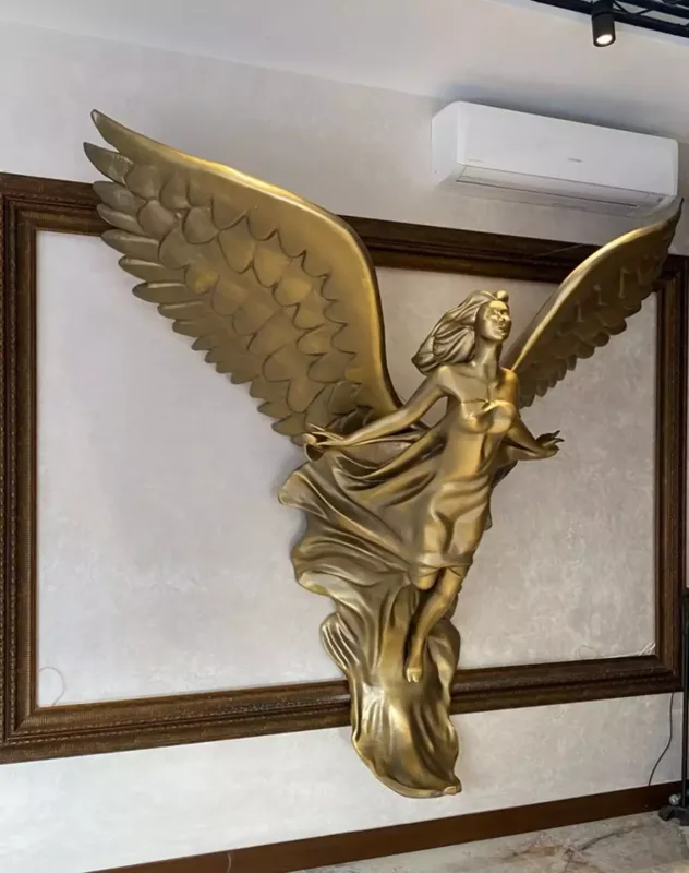 Xəyyamın evindəki dəbdəbəli heykəl diqqət çəkdi