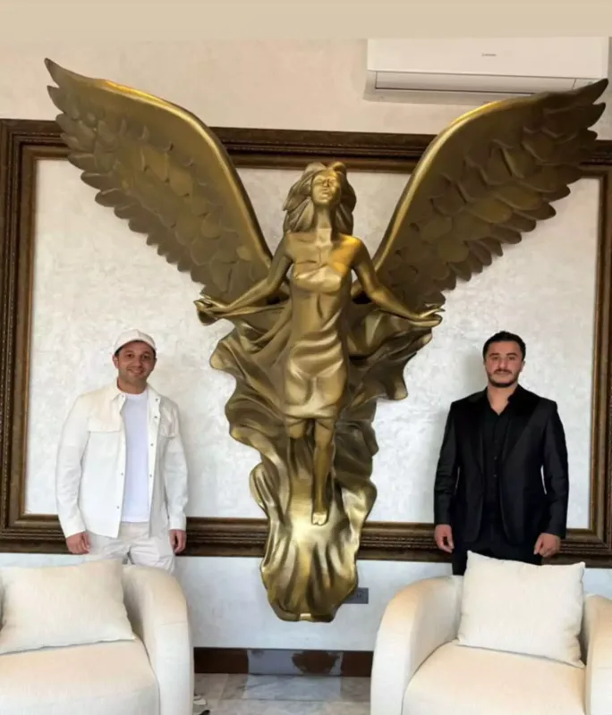 Xəyyamın evindəki dəbdəbəli heykəl diqqət çəkdi