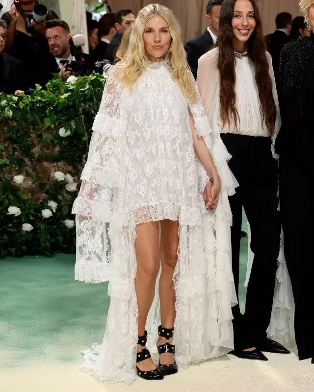 Met Gala 2024-də ulduz keçidi!