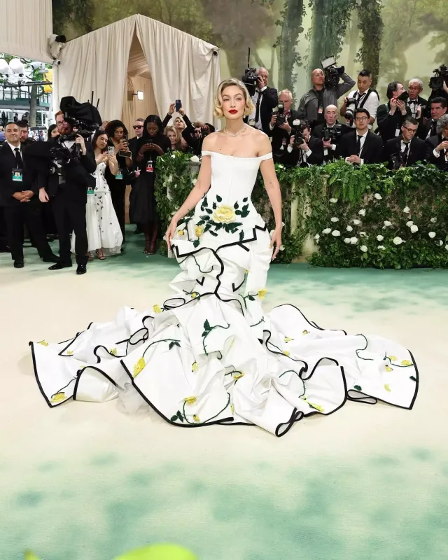 Met Gala 2024-də ulduz keçidi!