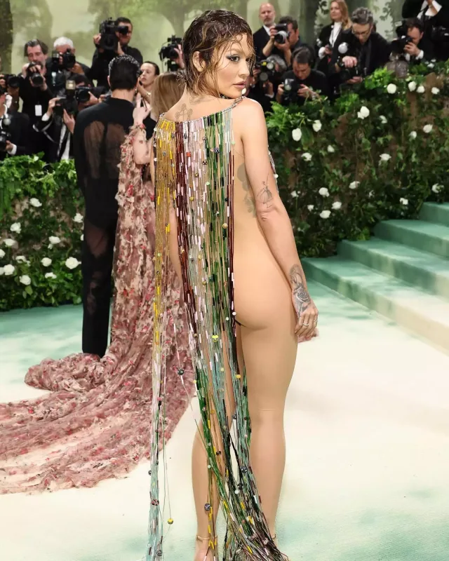 Met Gala 2024-də ulduz keçidi!