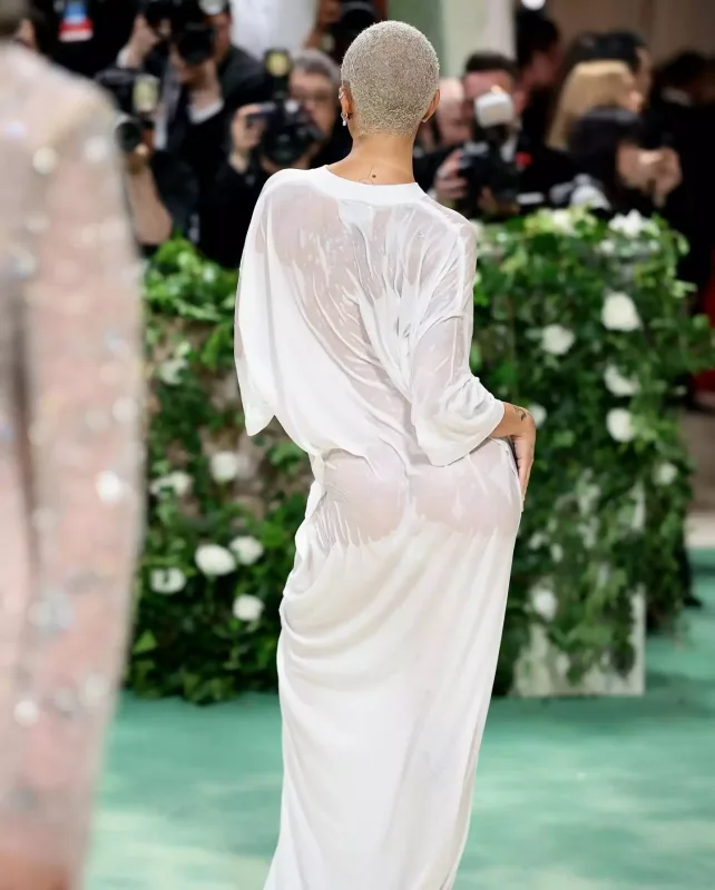 Met Gala 2024-də ulduz keçidi!