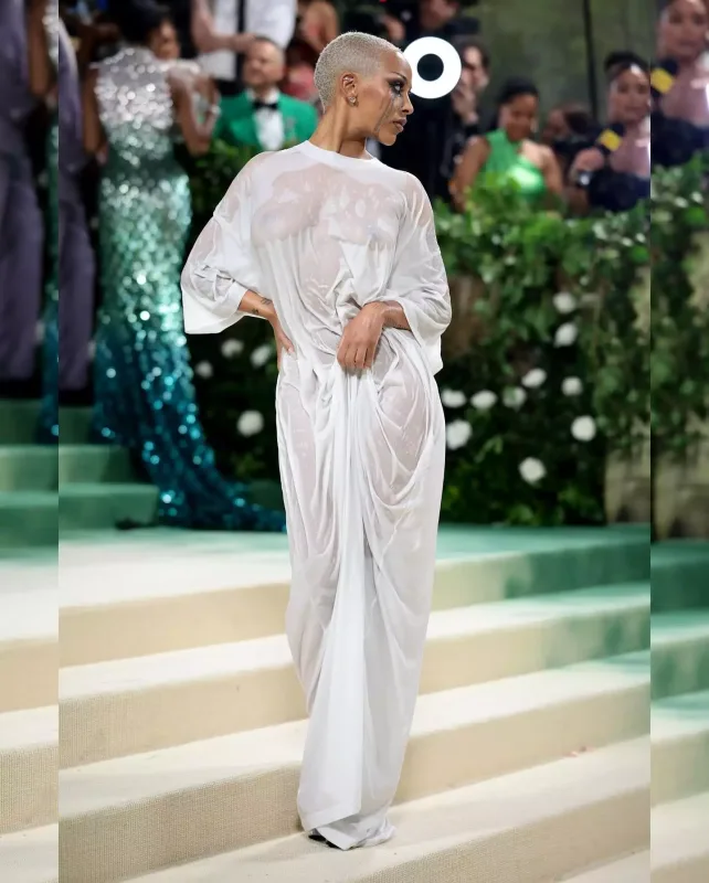 Met Gala 2024-də ulduz keçidi!